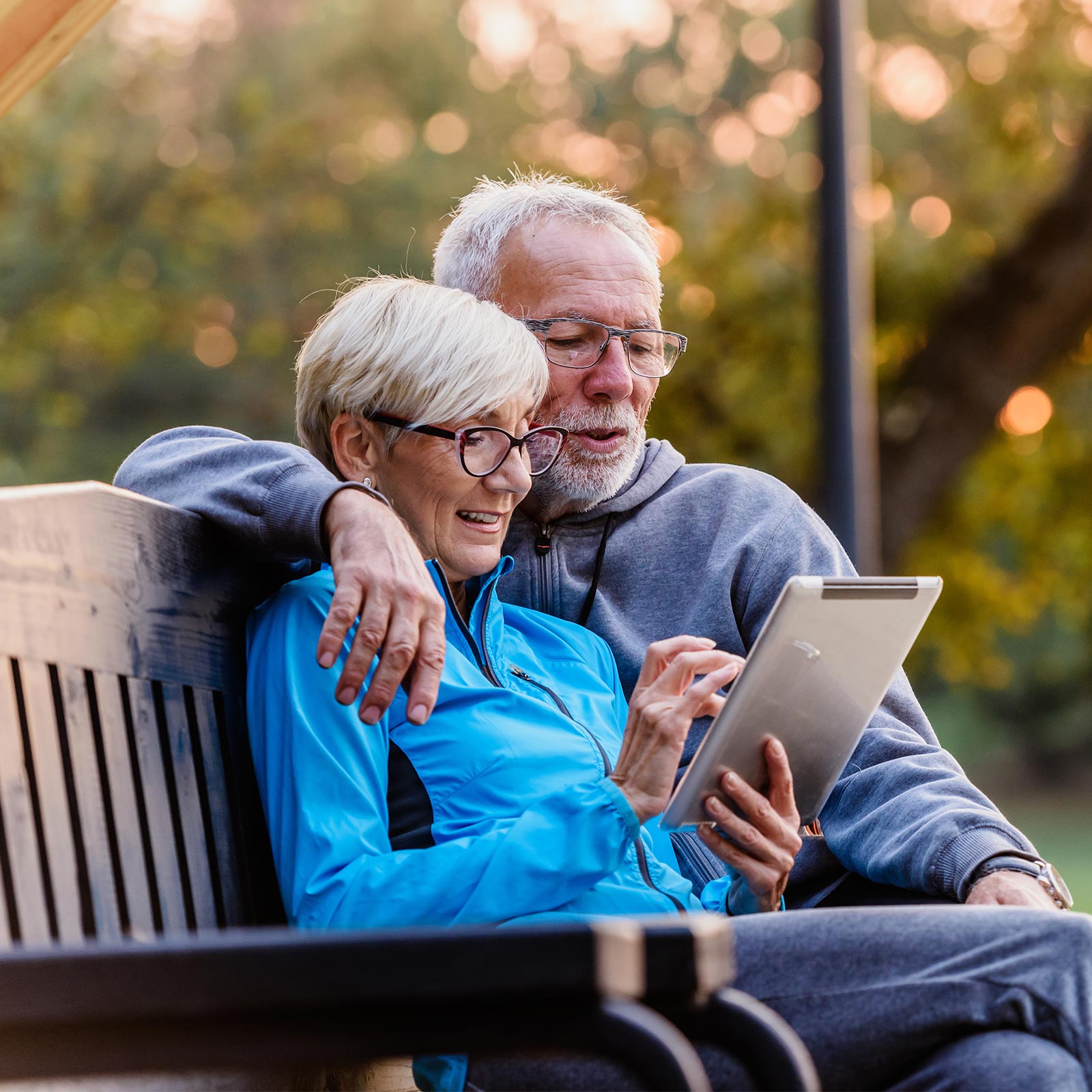 Couple on park bench consult smart pad